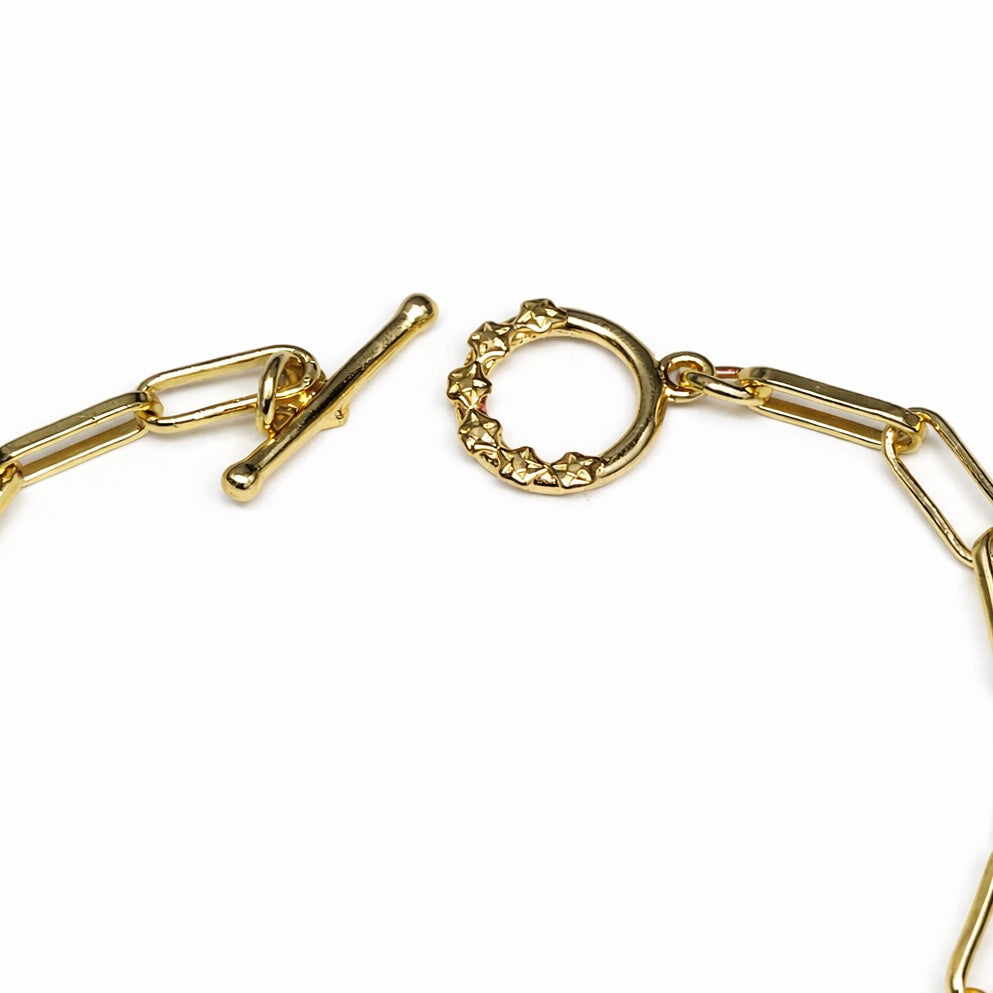 LARA Pearl Gold Bracelet close-up, natural Baroque Keishi freshwater pearl with 18K gold PVD toggle clasp – CCaura