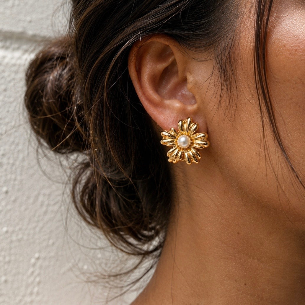 DAISY PEARL STUD EARRINGS