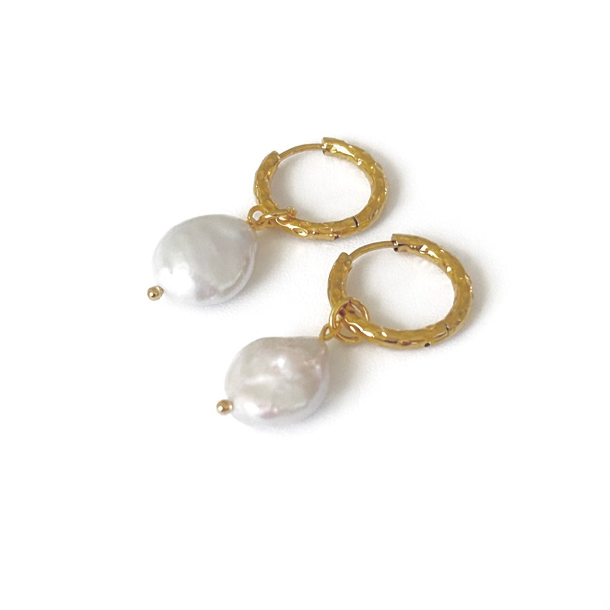 ISLA BAROQUE PEARL HOOPS